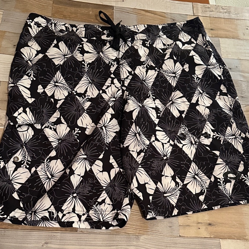 Monochrome Floral Men's Board Shorts